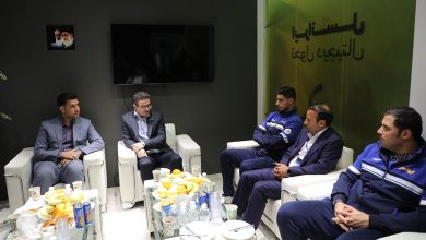 بازیکنان هندبال از غرفه ایرانسل