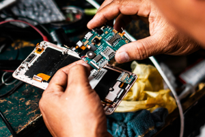 دوره های تعمیر موبایل برای چه کسانی مناسب است؟