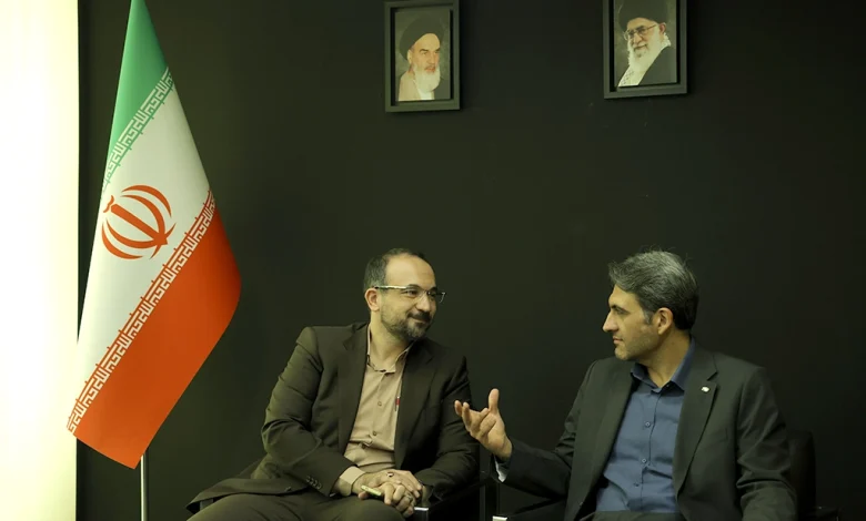بازدید مدیرعامل رایتل از غرفه ایرانسل در نمایشگاه الکامپ